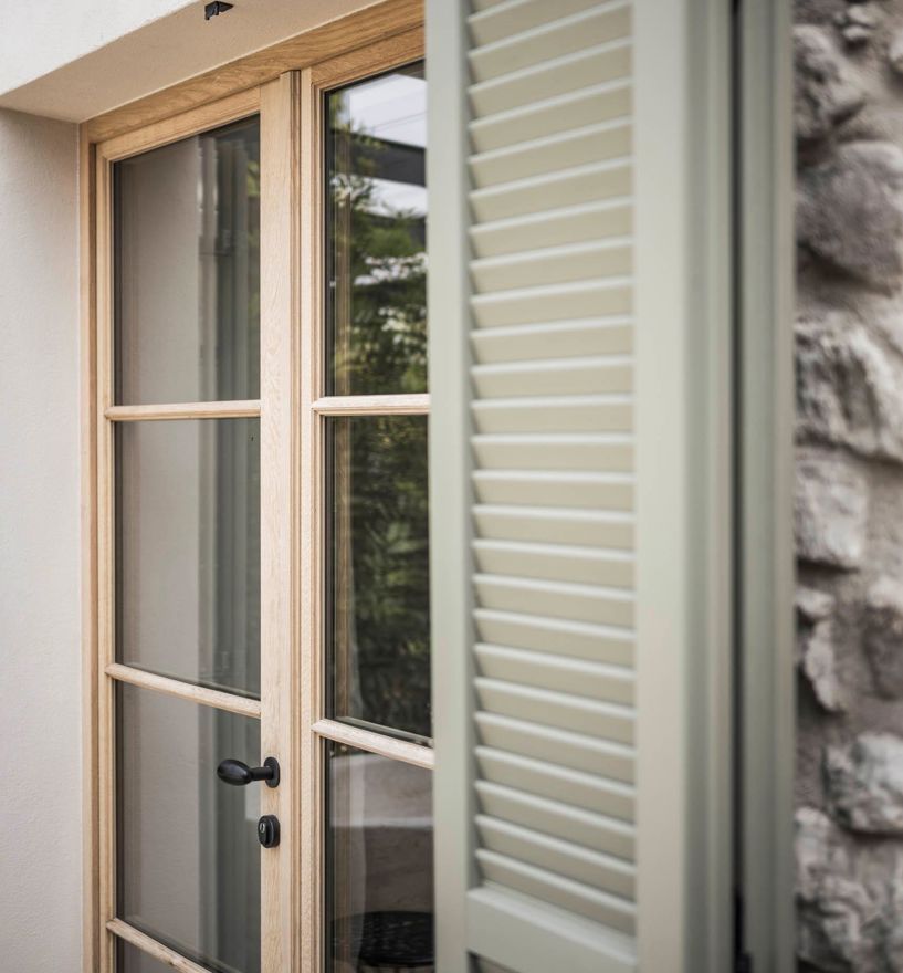 Projekt: Rustico Gardasee - Tip Top Fenster & Systeme - Fenster mit Sprossen und Jalousien aus Südtirol