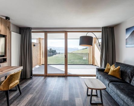 Finestra in legno Topline 80 in una suite d'albergo