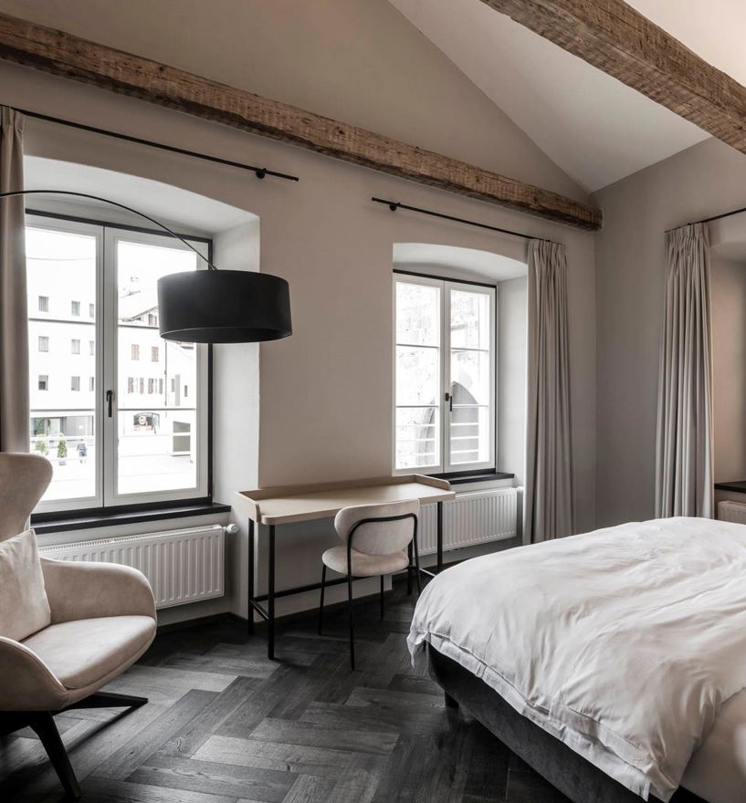 Ein Schlafzimmer mit drei Fenstern