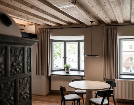 Fenster mit Sprossen, Griff und Fensterbank innen