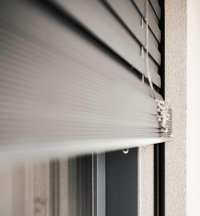 Raffstore als Beschattungslösung am Fenster, Wohnanlage Lake Life