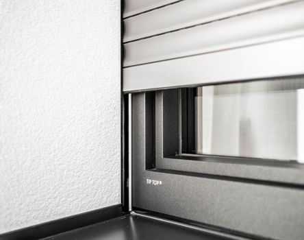 Fenster und Fensterbank in einem Farbton mit Rollo