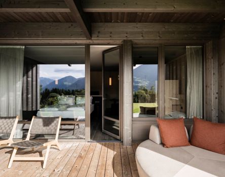 Ein Zimmer mit Terrasse und verglastem Zugang