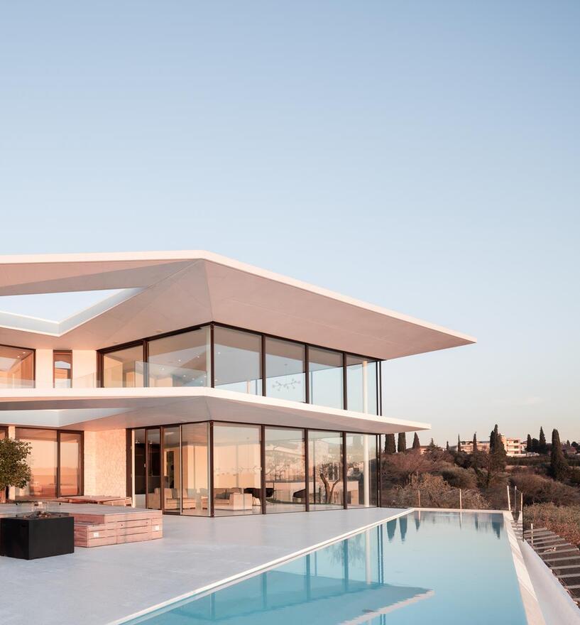 Ampie finestre legno-alluminio e vetrate in una villa privata sul Lago di Garda — Tip Top Fenster & Systeme