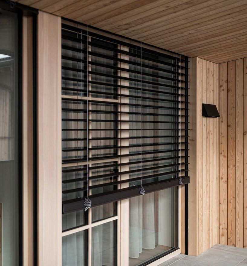 Projekt: Wieserhof Meransen - Tip Top Fenster & Systeme - Verglasungen Türen mit Sprossen und Raffstore