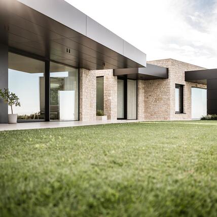 Porte scorrevoli alzanti e finestre legno-alluminio in una villa privata sul Lago di Garda — Tip Top Fenster & Systeme