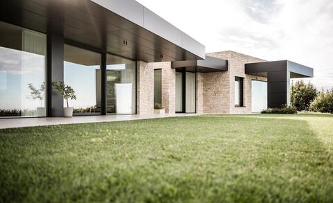 Hebe-Schiebetüren und Holz-Aluminium-Fenster in einer Privatvilla am Gardasee — Tip Top Fenster & Systeme