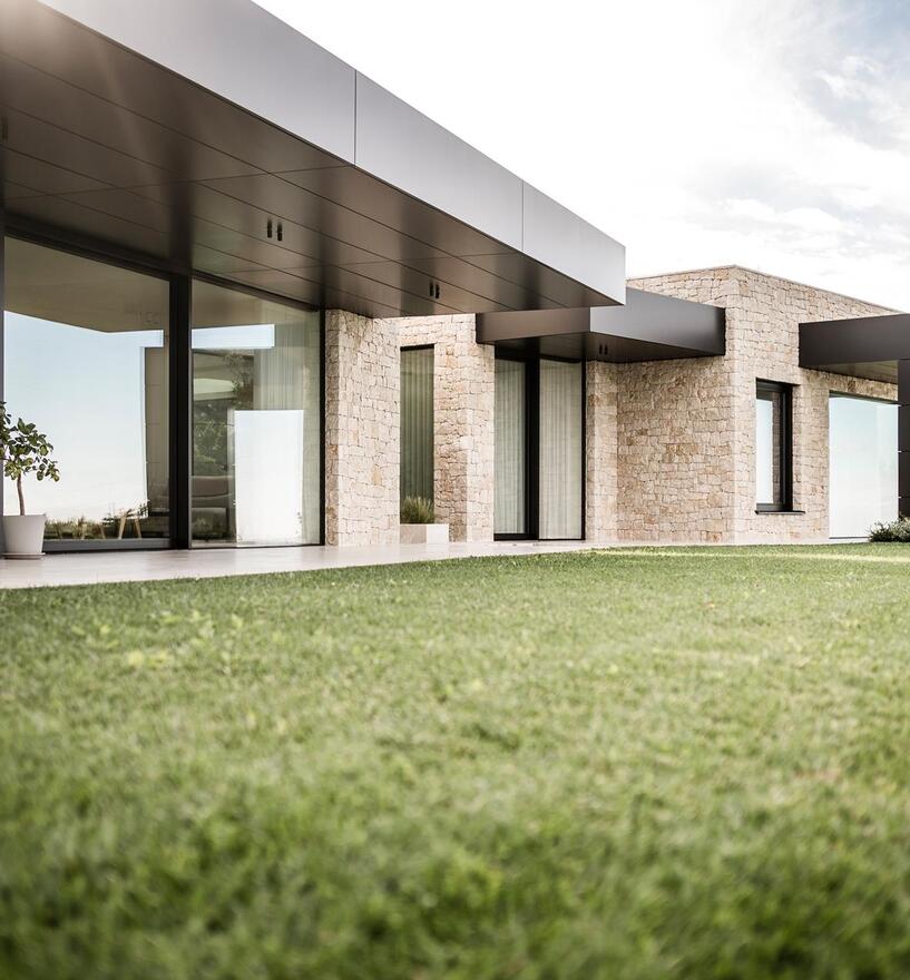 Hebe-Schiebetüren und Holz-Aluminium-Fenster in einer Privatvilla am Gardasee — Tip Top Fenster & Systeme