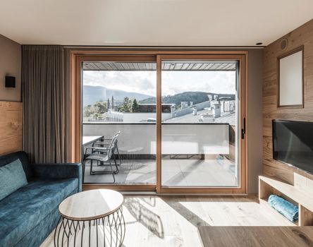 Una porta alzante scorrevole Classic in legno con maniglia Toulon nera