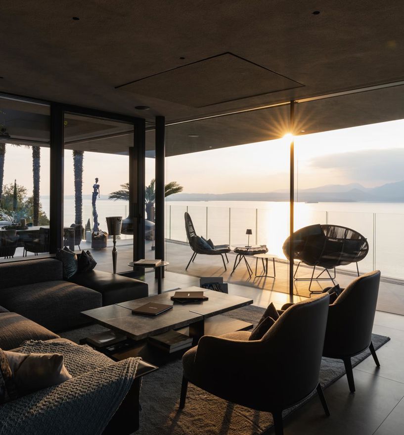 Vetrata con angolo in vetro nella Villa Le Terrazze al Lago di Garda