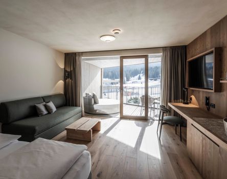 Ein Zimmer mit Terrasse, Panoramafenster und Hebe-Schiebetür