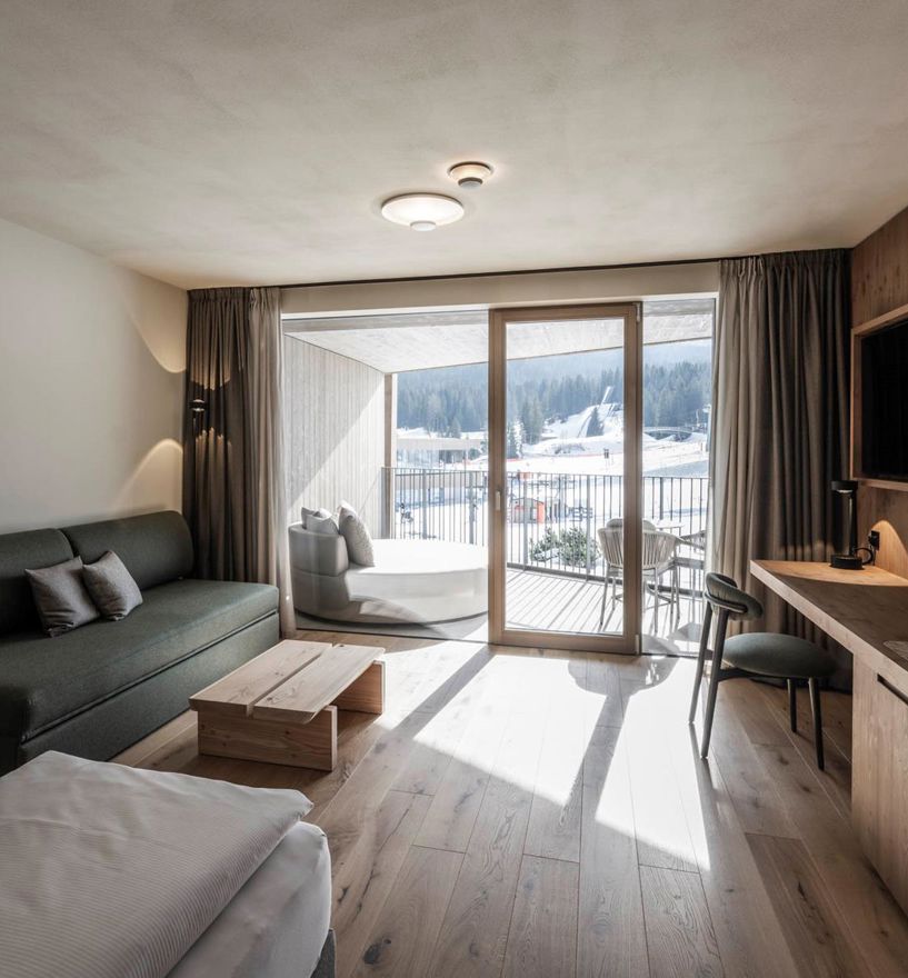 Ein Zimmer mit Terrasse, Panoramafenster und Hebe-Schiebetür