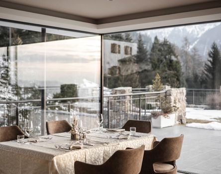 Vetrata frameless panoramica nella sala da pranzo