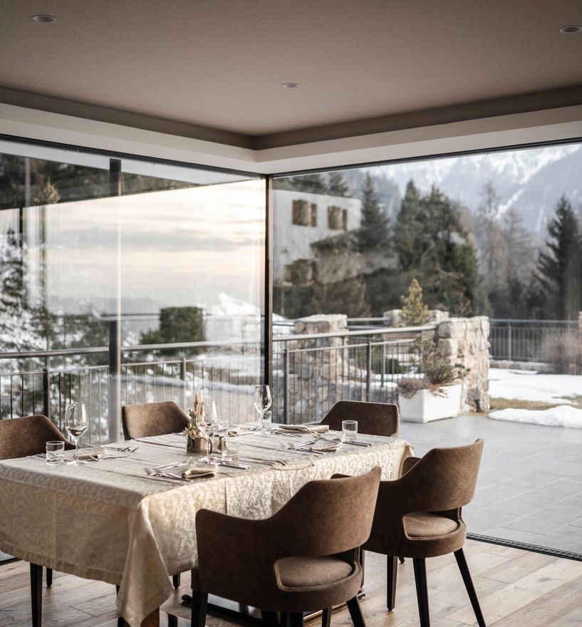 Rahmenlose Panoramafenster im Speisesaal