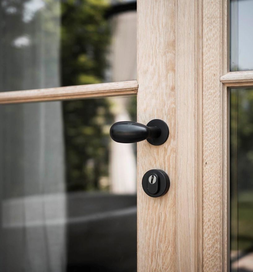 Projekt: Rustico Gardasee - Tip Top Fenster & Systeme - Fenster mit Sprossen und Jalousien aus Südtirol
