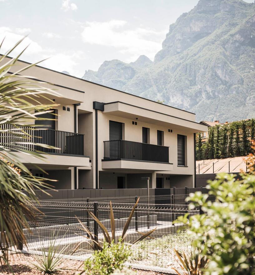 Neubau der Wohnanlage Lake Life vor Bergkulisse, Riva del Garda