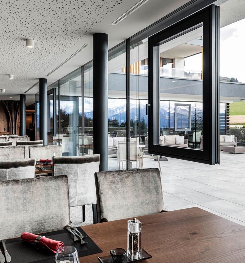 Finestra nella vetrocamera CLIMATOP 92 e vetrata frameless nella sala da pranzo dell'Hotel Hubertus a Valdaora