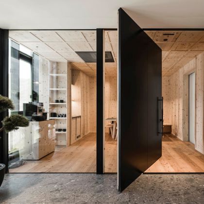 La porta d'entrata SWING nel nostro showroom nell'Interior Tower