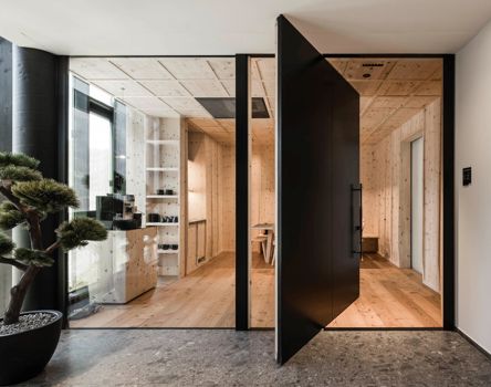 La porta d'entrata SWING nel nostro showroom nell'Interior Tower