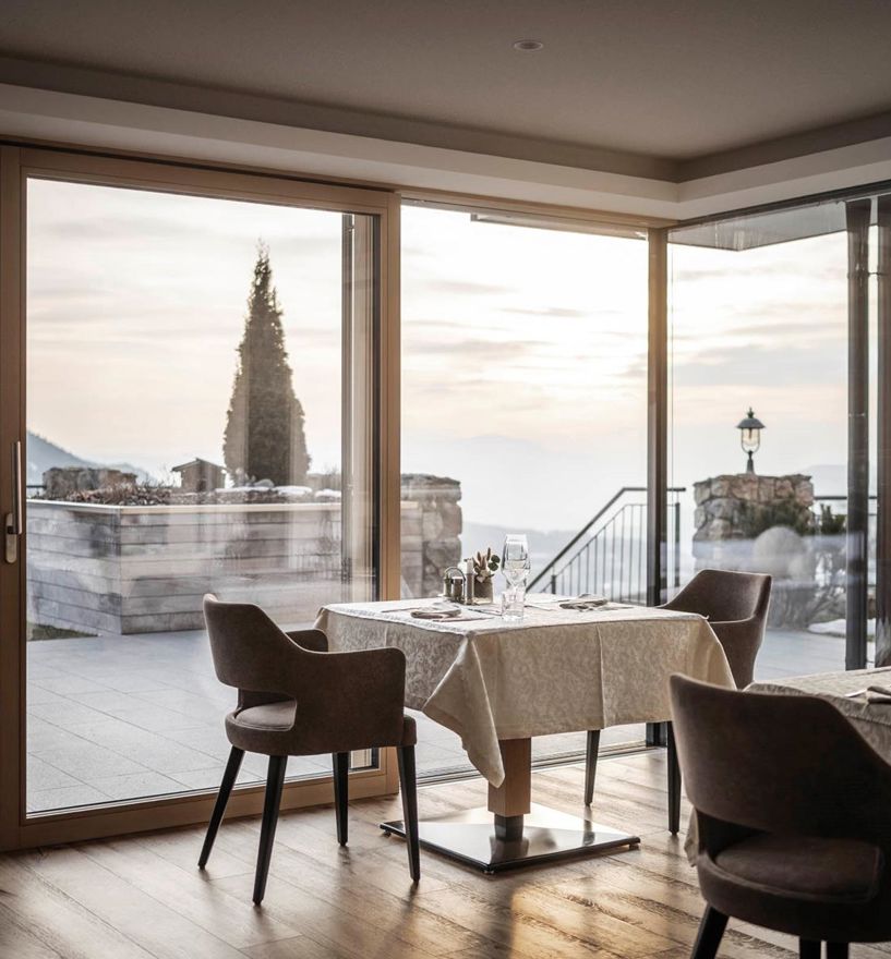 Speisesaal mit Panoramafenstern und Hebe-Schiebetür mit Griff und Stoßgriff