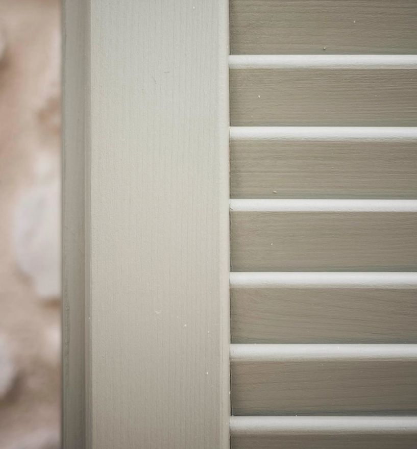 Projekt: Rustico Gardasee - Tip Top Fenster & Systeme - Fenster mit Sprossen und Jalousien aus Südtirol