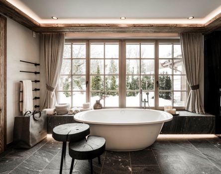 Il bagno di una suite d'albergo con finestre