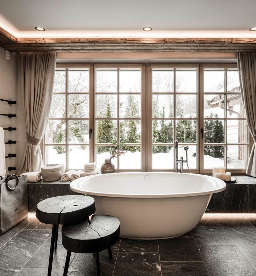 Il bagno di una suite d'albergo con finestre