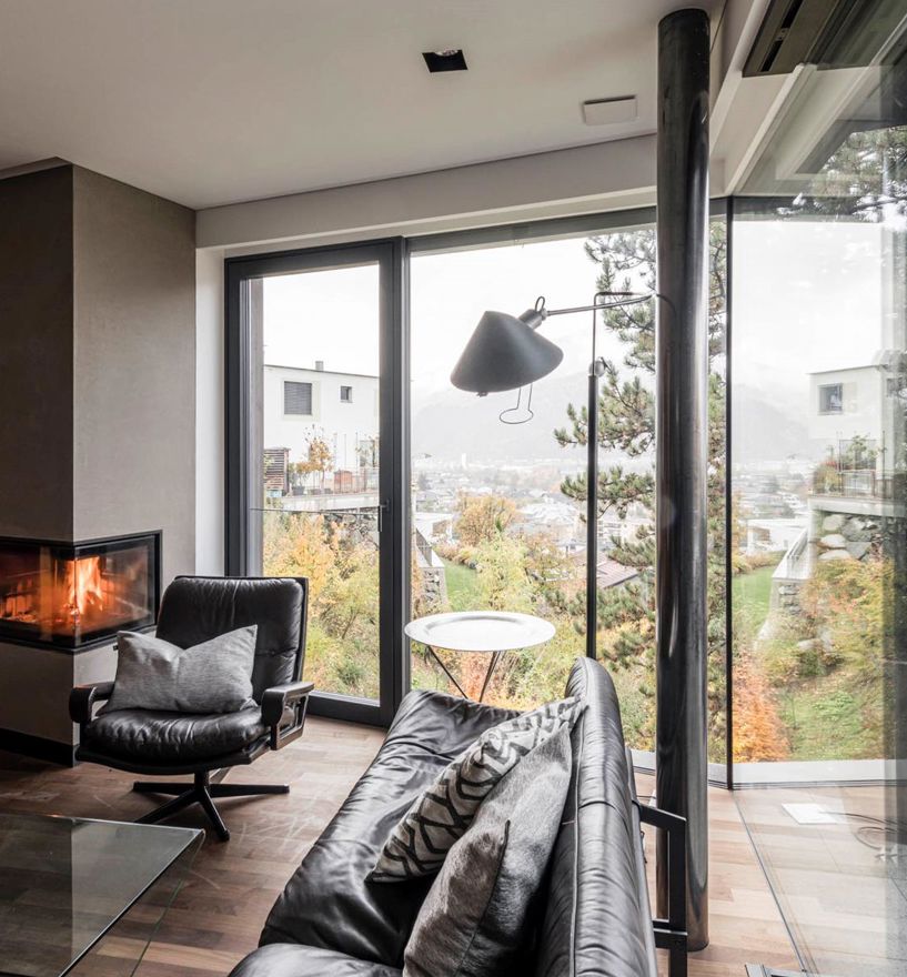 Una vetrata con angoli in vetro vista dall'interno