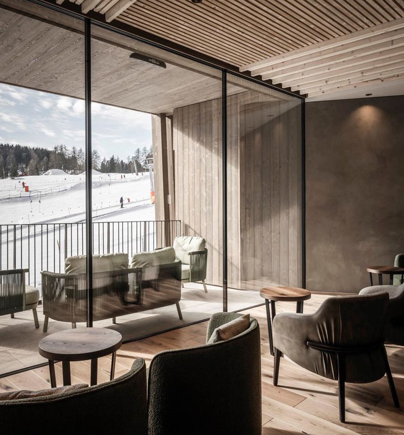 Bar mit Terrasse und Panoramafenstern