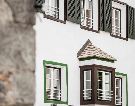 Fassade mit Fenstern