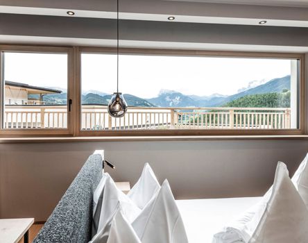 Finestre in legno Topline 80 in una camera d'albergo