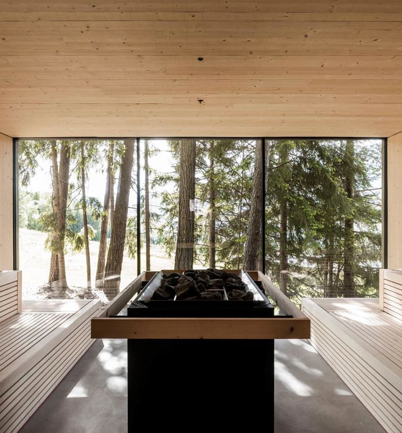 Die finnische Sauna mit großem Fenster