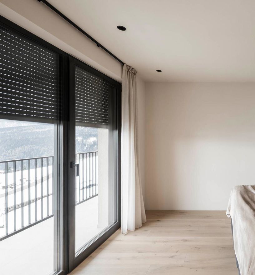 Zimmer mit Balkontür mit Rollläden als Beschattung