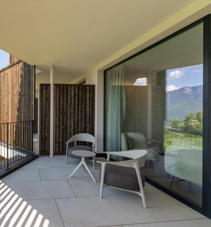 Panoramablick von der Zimmerterrasse im Hotel Tenz – mit Verglasungen von Tip Top