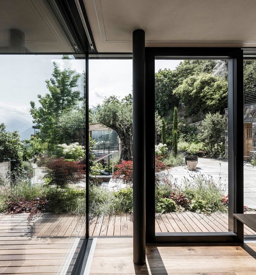 Projekt: Villa Dorf Tirol - Tip Top Fenster & Systeme - Fenster und Verglasungen mit Raffstore aus Südtirol