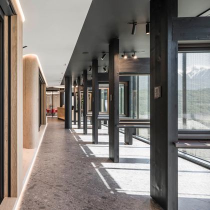 showroom-vahrn-interior-tower-c-hannes-niederkofler-web-8654