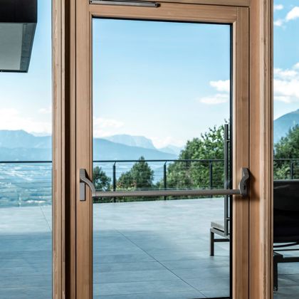 Accesso ad una terrazza con porta d'emergenza