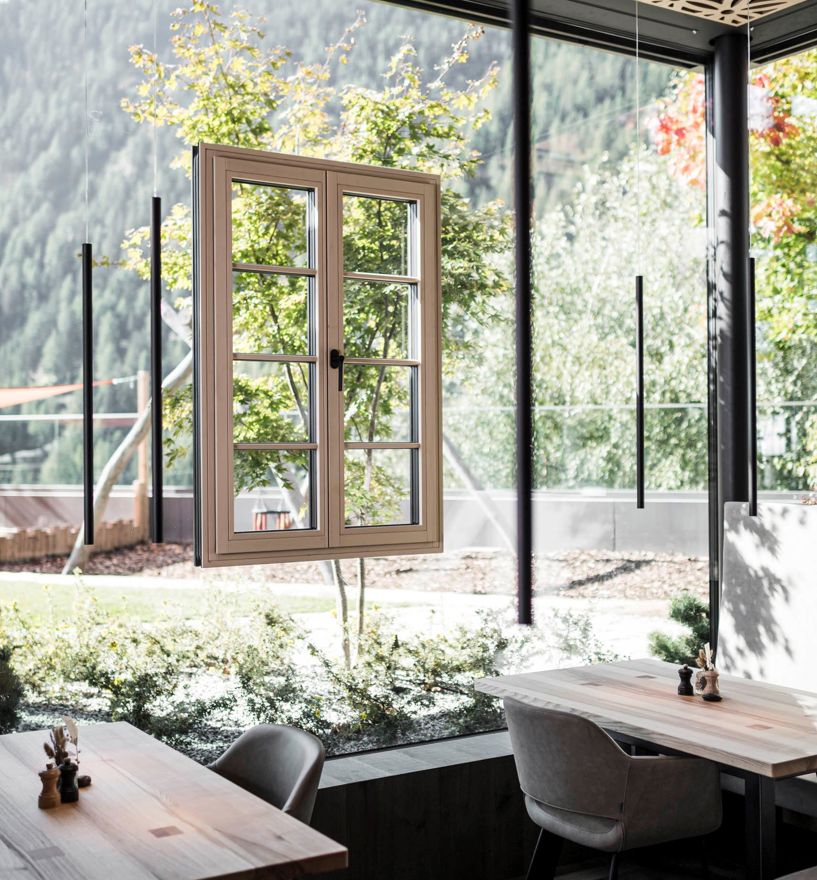 Vetrata frameless con finestra Climatop 92 nella vetrocamera nella sala da pranzo di Hotel Hubertus
