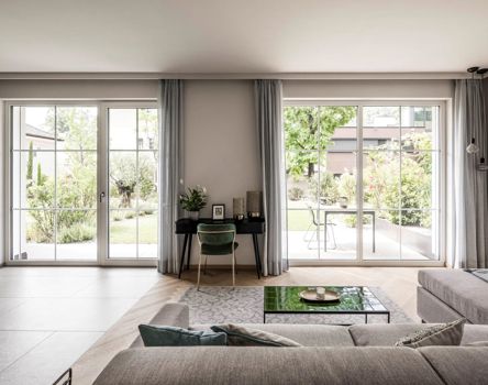 Ein Wohnzimmer mit Fenstern Alutop 80