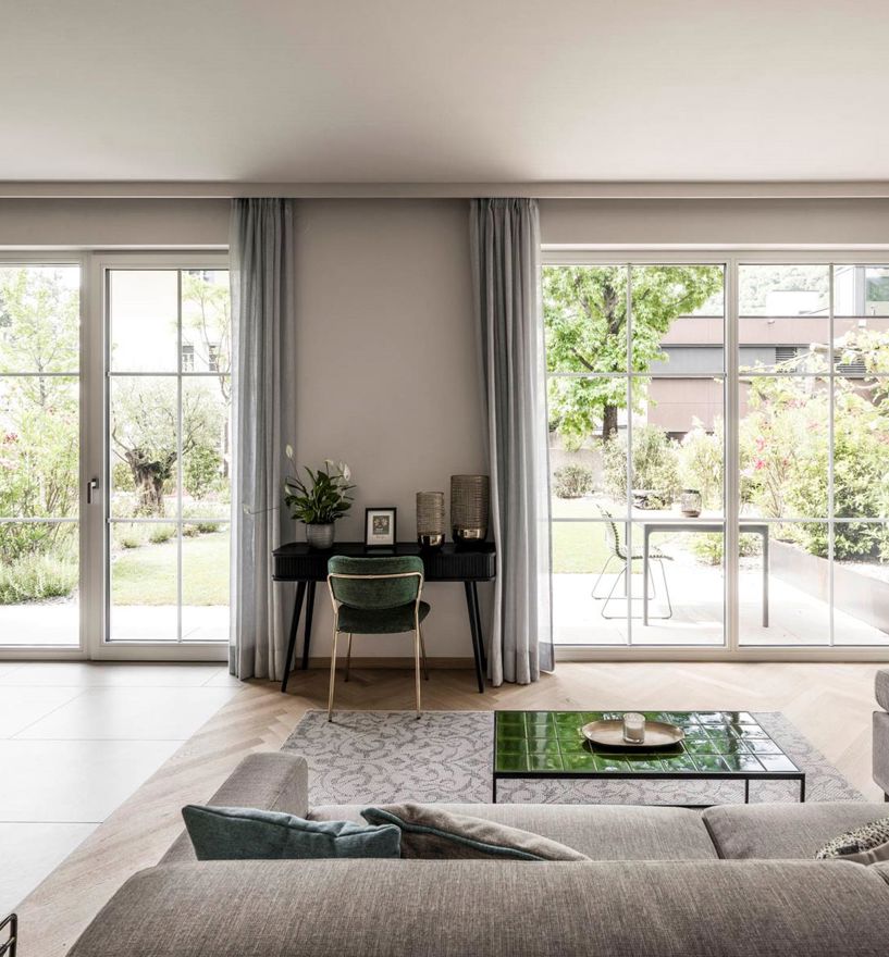 Ein Wohnzimmer mit Fenstern Alutop 80