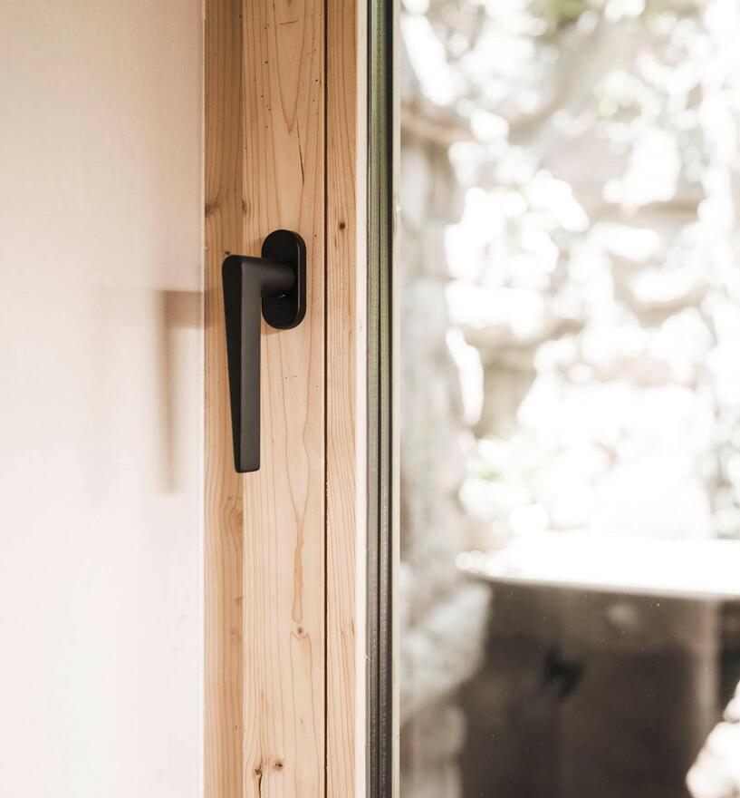 Detailaufnahme Fenstergriff Modell FSB 1005 in Schwarz, Restaurant Drena