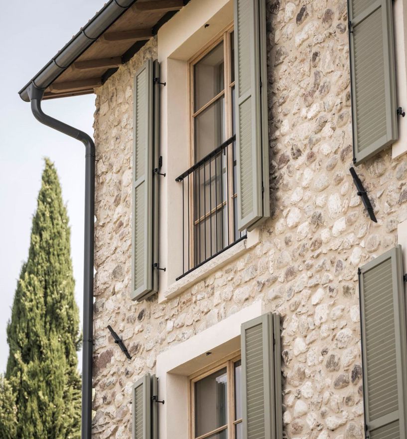 Projekt: Rustico Gardasee - Tip Top Fenster & Systeme - Fenster mit Sprossen und Jalousien aus Südtirol
