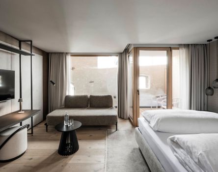 Ein Zimmer mit Terrassentür