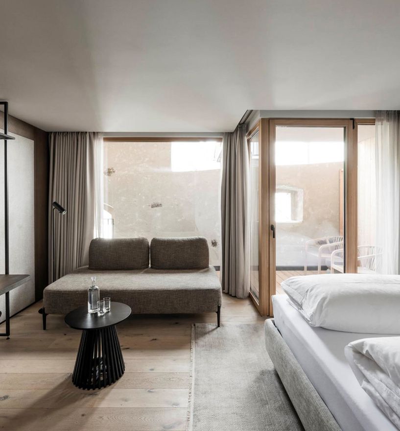 Ein Zimmer mit Terrassentür