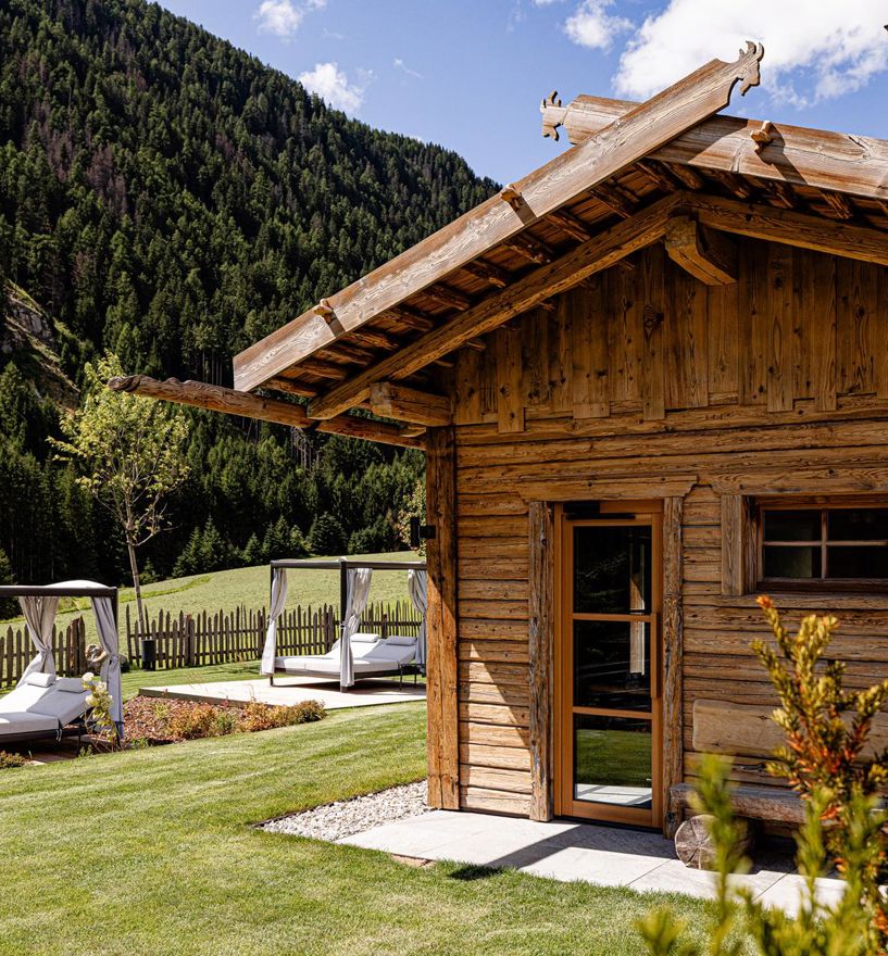 Eine Holzhütte mit Tür und Fenster