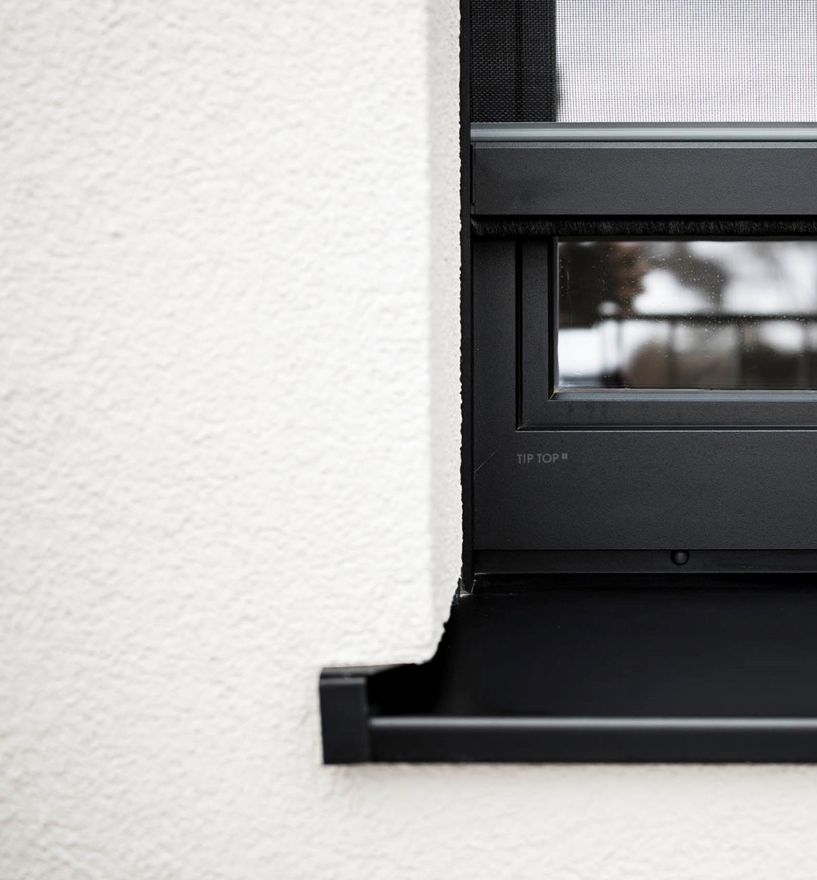 Holz-Alu-Fenster mit Alu-Fensterbank und Insektenschutz - alles in der selben Farbe