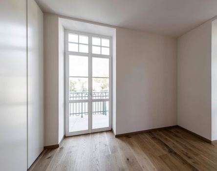 Le porte chiuse di due balconi con finestre in legno Smartline TS