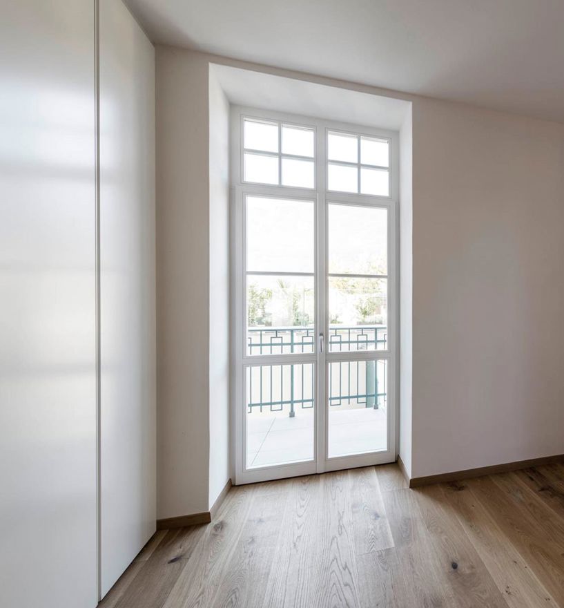 Zwei geschlossene Balkontüren mit Holzfenstern Smartline TS