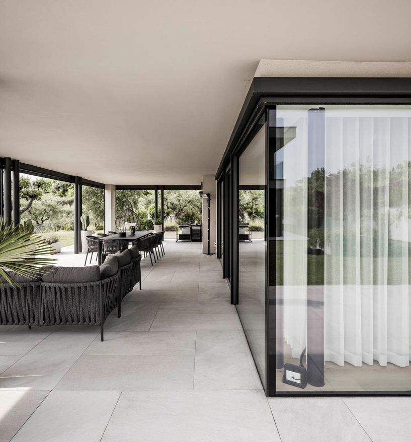 Vetrate frameless di grandi dimensioni viste dall'interno