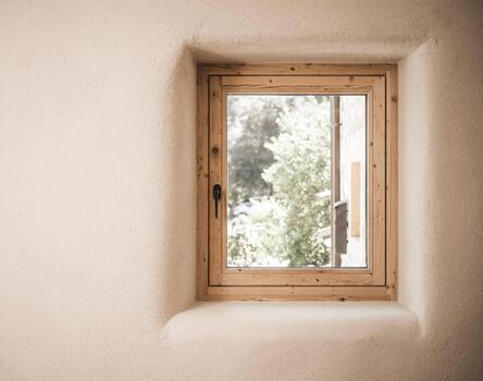 Fensterdetail aus Altholz in heller Wand, Sanierung Restaurant Drena